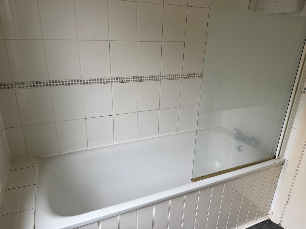 Lot: 154 - SPACIOUS MAISONETTE CLOSE TO SEAFRONT IN FAVOURED LOCATION - White bathroom suite with shower